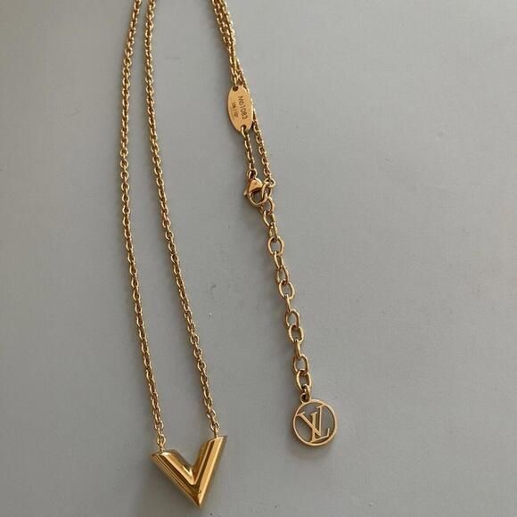 Glams LV necklace piece