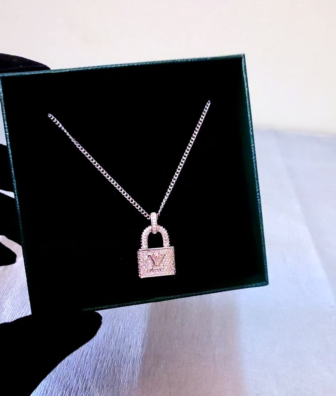 Glams Lv Chain