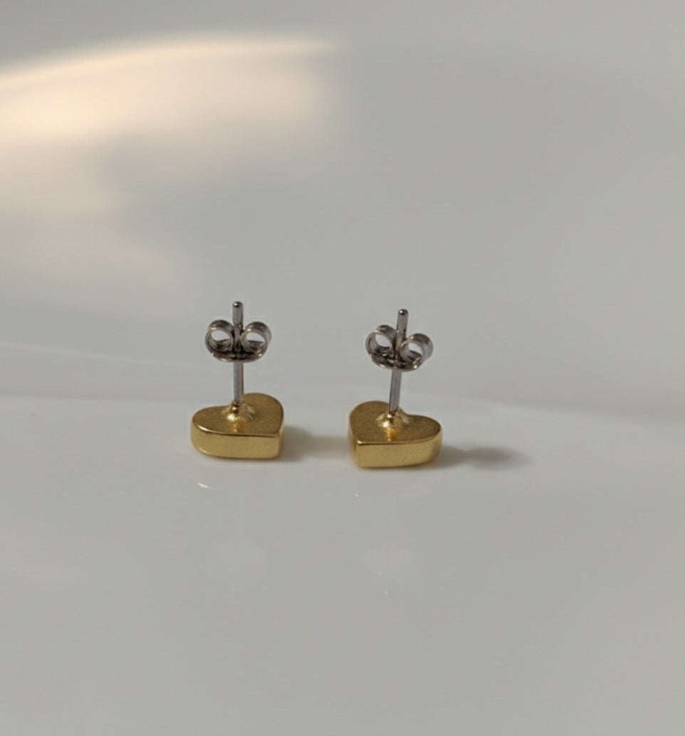 Glams Stud Earrings