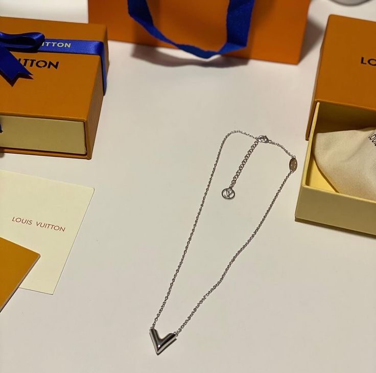 Glams LV necklace piece