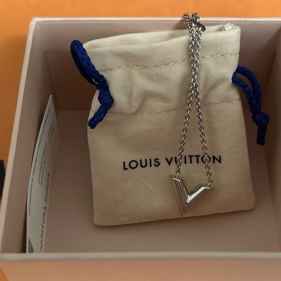 Glams LV necklace piece